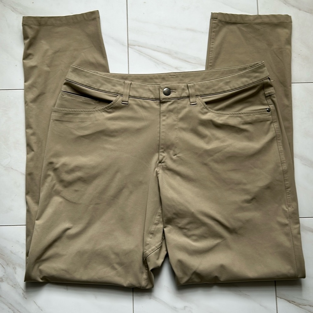 Men’s LuLemon khaki color 33/32 5 pocket pant